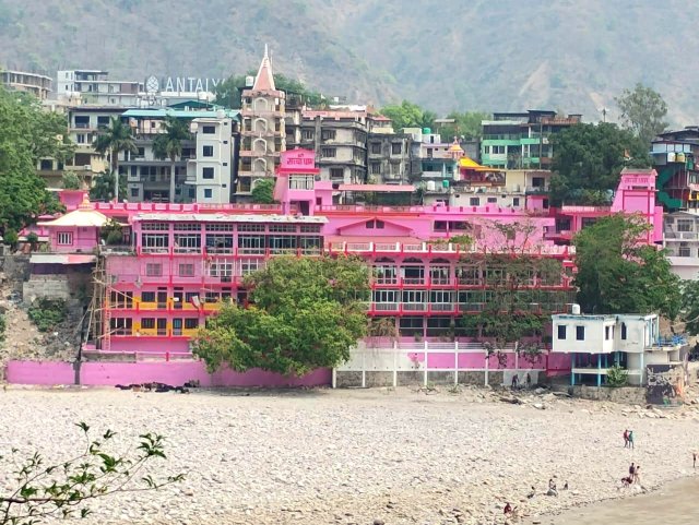 Sacha Dham being painted vue from Ganga